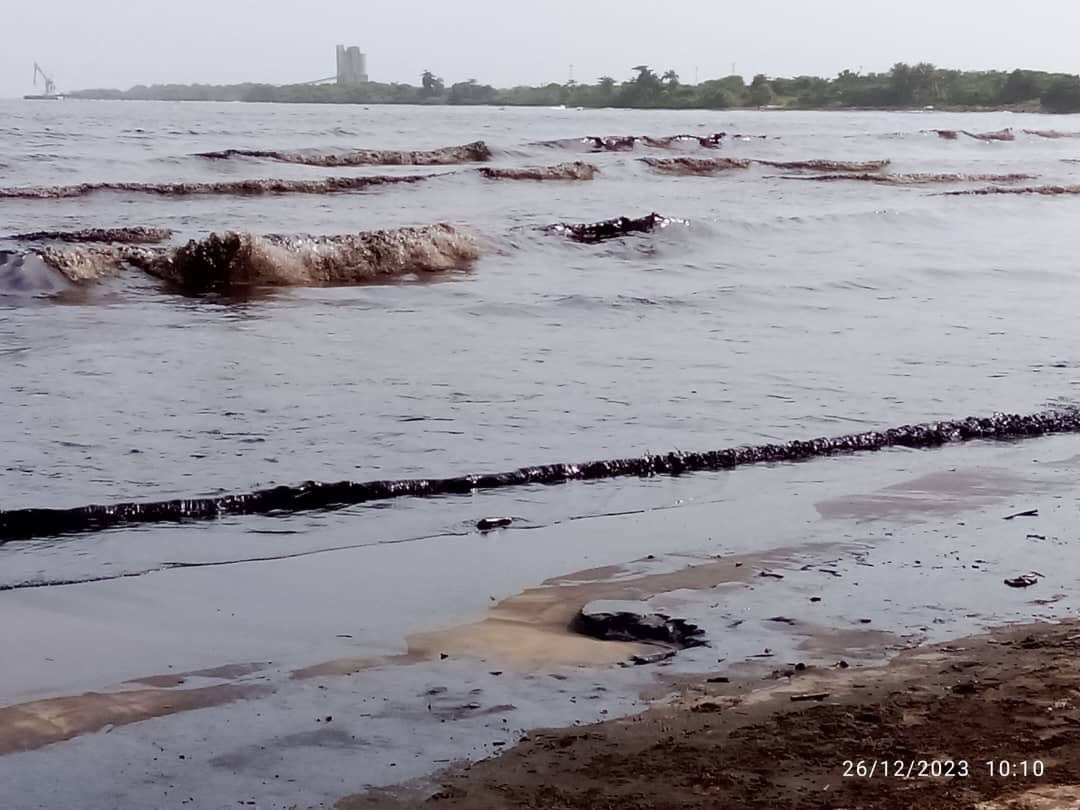 diazdeinfo's tweet photo. ¡Se habían tardado! Las costas de Puerto Cabello #Carabobo se vuelven a teñir de negro a causa de otro derrame petrolero. La fauna marina sufre, las poblaciones cercanas a la refinería El Palito también ¿Dónde está la Pdvsa eficiente y ecosocialista? @venezuelaxclima https://t.co/jI6BcoZaqI