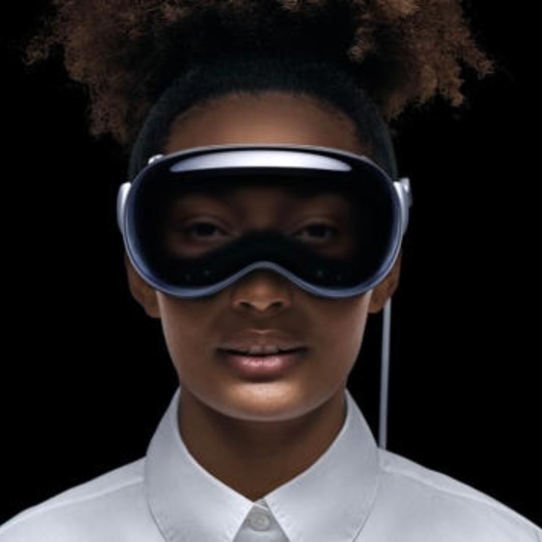 trendingdash's tweet photo. BREAKING! Apple Vision Pro ships January, hits stores February! Get ready for a revolution in mixed-reality! ✨ $3,499 price tag might sting, but is it worth it? Reply with your thoughts! #AppleVisionPro #FutureTech https://t.co/mfqcBkvck1