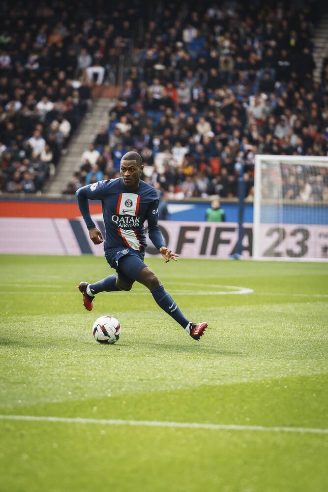 LMDPSG's tweet photo. Je pense déjà à une défense composée d’Achraf Hakimi, Lucas Hernandez, Marquinhos et Nuno Mendes. 🤩🔥

On va tellement bien manger, les frères. 🔴🔵 https://t.co/aiEP26b019