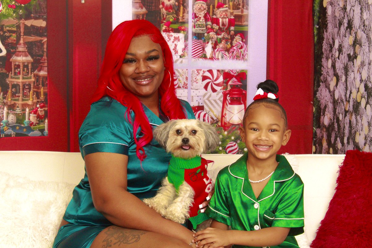 Just a mommy and her kids 🫶🏾💕 .. HAPPY HOLIDAYS 💚❤️ #ChristmasPics #Girlmom #Dogmom