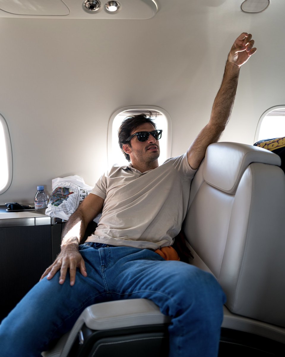 Carlossainz55's tweet photo. From race to race with @vistajet! Time-savers during such an intense year and best experience up in the skies! Thank you! ✈️ https://t.co/oFFOzp50ex