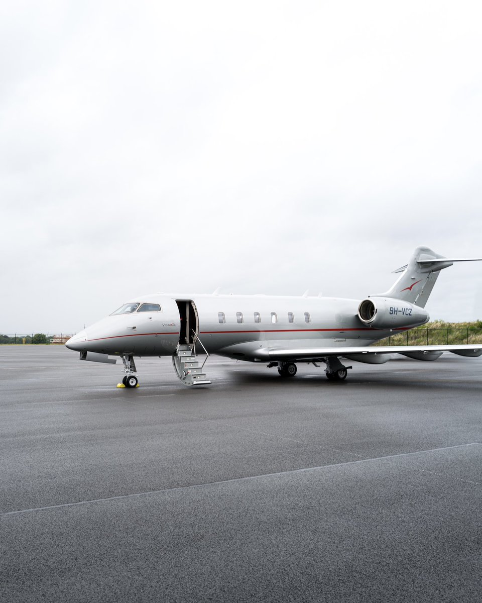 Carlossainz55's tweet photo. From race to race with @vistajet! Time-savers during such an intense year and best experience up in the skies! Thank you! ✈️ https://t.co/oFFOzp50ex
