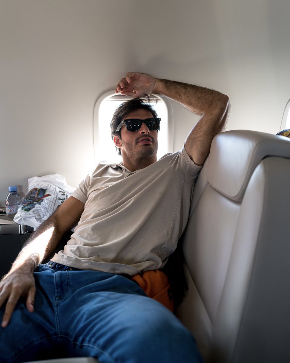 Carlossainz55's tweet photo. From race to race with @vistajet! Time-savers during such an intense year and best experience up in the skies! Thank you! ✈️ https://t.co/oFFOzp50ex
