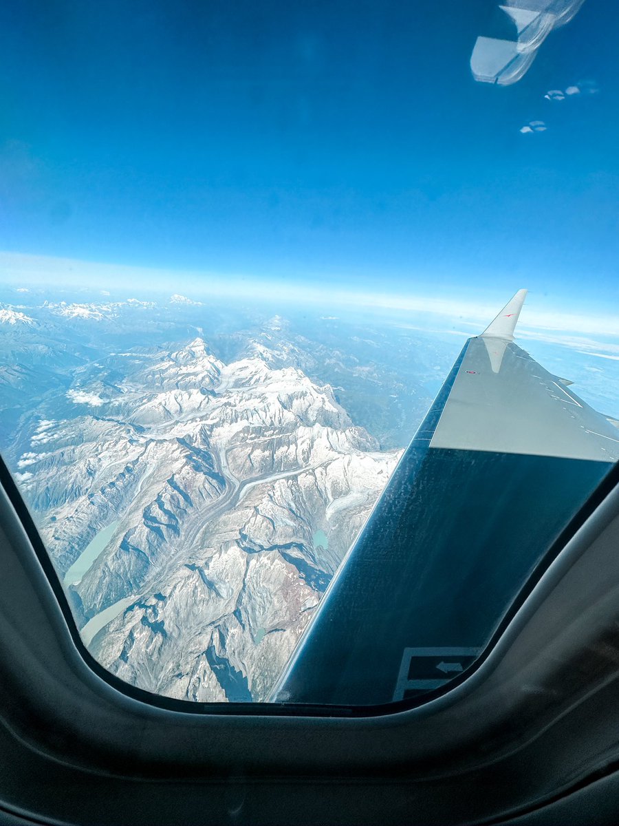 Carlossainz55's tweet photo. From race to race with @vistajet! Time-savers during such an intense year and best experience up in the skies! Thank you! ✈️ https://t.co/oFFOzp50ex