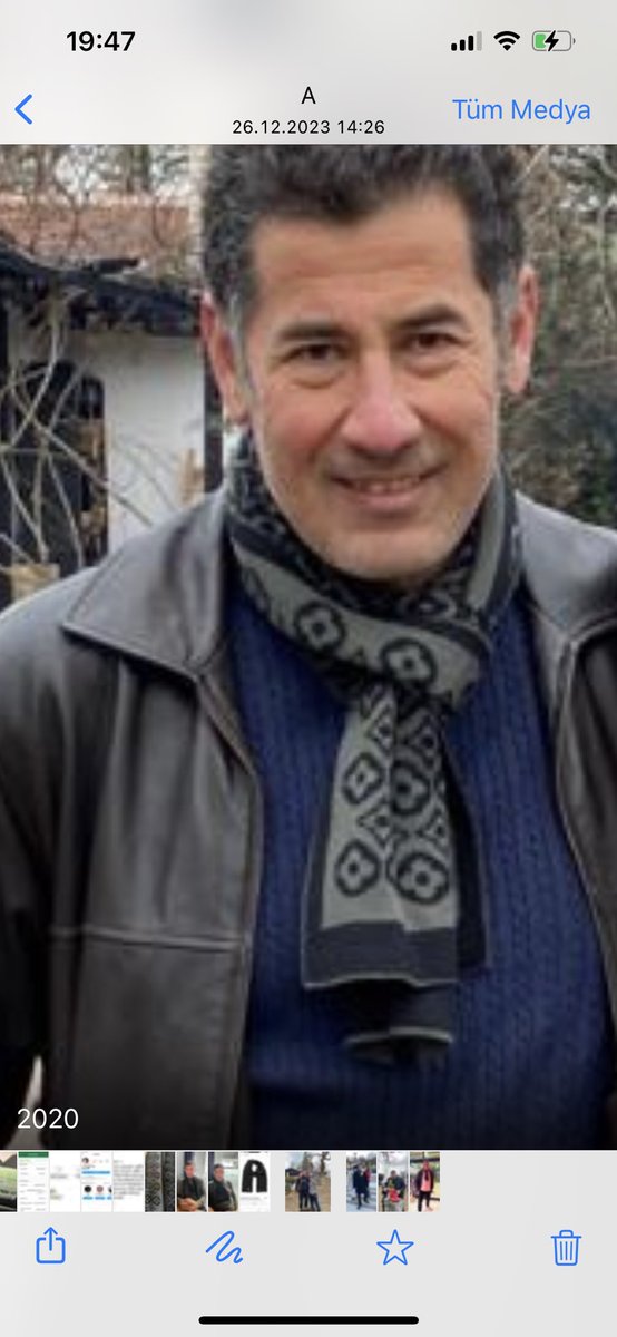 DrSinanOgan's tweet photo. Seçim mağlubiyetlerini her türlü iftiraya başvurarak örtmeye çalışan ahlak yoksunu bir kesimin iftiraları devam ediyor. Aşağıda sırasıyla 2023 Şubat depreminde Elbistan’da, 2020’de bahçemde, 2022 Mart ayında ve 2022 aralık ayında aynı atkıyla çekilmiş fotoğraflarımı buraya koyuyorum. Ayrıca bu atkıyı tam 10 yıldır takıyorum. Aynı kıyafeti uzun yıllar giyen birisiyim. Marka takıntısı olan birisi de değilim. Ayrıca bunun gibi bir kaç tane daha var 10 yıldır taktığım. Nedense 10 yıldır kimsenin dikkatini çekmemiş! 2013 yılında dışişleri komisyonu üyesi olarak gittiğim bir seyahatimde üzerindeki markasına dahi dikkat etmeden 11 dolardan bir kaç adet almıştım. O gün bu gündür bu atkıları takıyorum. Ayrıca üzerinde bir marka da yoktu. Bugün paylaşım dolayısıyla da markasını öğrenmiş oldum. Ama anladığım kadarıyla bu atkı iddia edilen markaya ait ise o fiyata zaten vermezler. Ayrıca benim açımdan da farketmiyor. Normalde bu tür saçmalıklara cevap vermiyorum ama Şehitlerimiz üzerinden yapılmaya çalışılan algı dolayısıyla cevap veriyorum. Londra’ya hem akraba ziyaretine hem de yurtdışı siyasi örgütlenmeyi görüşmek için gittim. Kirvem olan akrabam o akşam yemeğe davet etti, çıkışta da iş yeri sahibi foto rica etti. Ben gittiğimde Şehitlerimiz yoktu. 3 gün kalıp döndüm zaten. Bunun dışındaki her yazılan iftiradır. 

NOT: İlk defa yurtdışına çıkmıyorum. 1990 yılından beri 15 yıl yurtdışında yaşamış sonrasında her yıl en az bir kaç defa yurtdışına giden birisiyim. Bu gidişim neden bunlara batmış?