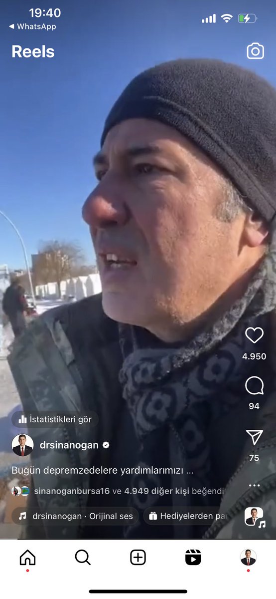 DrSinanOgan's tweet photo. Seçim mağlubiyetlerini her türlü iftiraya başvurarak örtmeye çalışan ahlak yoksunu bir kesimin iftiraları devam ediyor. Aşağıda sırasıyla 2023 Şubat depreminde Elbistan’da, 2020’de bahçemde, 2022 Mart ayında ve 2022 aralık ayında aynı atkıyla çekilmiş fotoğraflarımı buraya koyuyorum. Ayrıca bu atkıyı tam 10 yıldır takıyorum. Aynı kıyafeti uzun yıllar giyen birisiyim. Marka takıntısı olan birisi de değilim. Ayrıca bunun gibi bir kaç tane daha var 10 yıldır taktığım. Nedense 10 yıldır kimsenin dikkatini çekmemiş! 2013 yılında dışişleri komisyonu üyesi olarak gittiğim bir seyahatimde üzerindeki markasına dahi dikkat etmeden 11 dolardan bir kaç adet almıştım. O gün bu gündür bu atkıları takıyorum. Ayrıca üzerinde bir marka da yoktu. Bugün paylaşım dolayısıyla da markasını öğrenmiş oldum. Ama anladığım kadarıyla bu atkı iddia edilen markaya ait ise o fiyata zaten vermezler. Ayrıca benim açımdan da farketmiyor. Normalde bu tür saçmalıklara cevap vermiyorum ama Şehitlerimiz üzerinden yapılmaya çalışılan algı dolayısıyla cevap veriyorum. Londra’ya hem akraba ziyaretine hem de yurtdışı siyasi örgütlenmeyi görüşmek için gittim. Kirvem olan akrabam o akşam yemeğe davet etti, çıkışta da iş yeri sahibi foto rica etti. Ben gittiğimde Şehitlerimiz yoktu. 3 gün kalıp döndüm zaten. Bunun dışındaki her yazılan iftiradır. 

NOT: İlk defa yurtdışına çıkmıyorum. 1990 yılından beri 15 yıl yurtdışında yaşamış sonrasında her yıl en az bir kaç defa yurtdışına giden birisiyim. Bu gidişim neden bunlara batmış?
