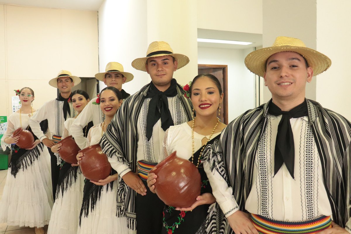 Senatur_Py's tweet photo. 📌🙌🇵🇾Senatur y Municipalidad de Piribebuy presentaron la XXII Edición del Festival Nacional del Poncho Para´i de 60 listas 

#GobiernoDelParaguay https://t.co/Yaf9p6Jimj