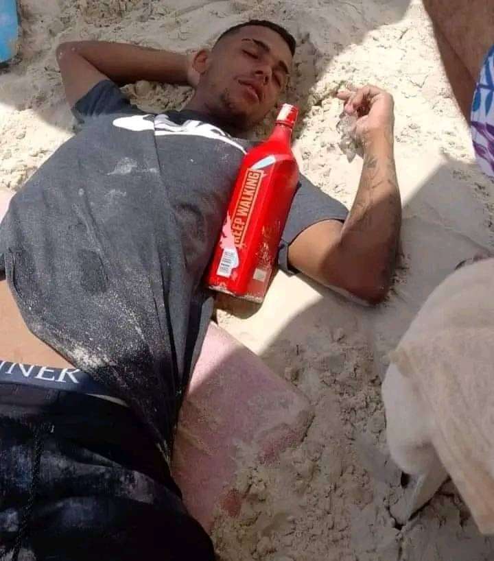vitoorvenancio's tweet photo. - vai passar a virada onde ?
- em casa
eu às 6 da manhã na praia https://t.co/VgVFHwo4Vm