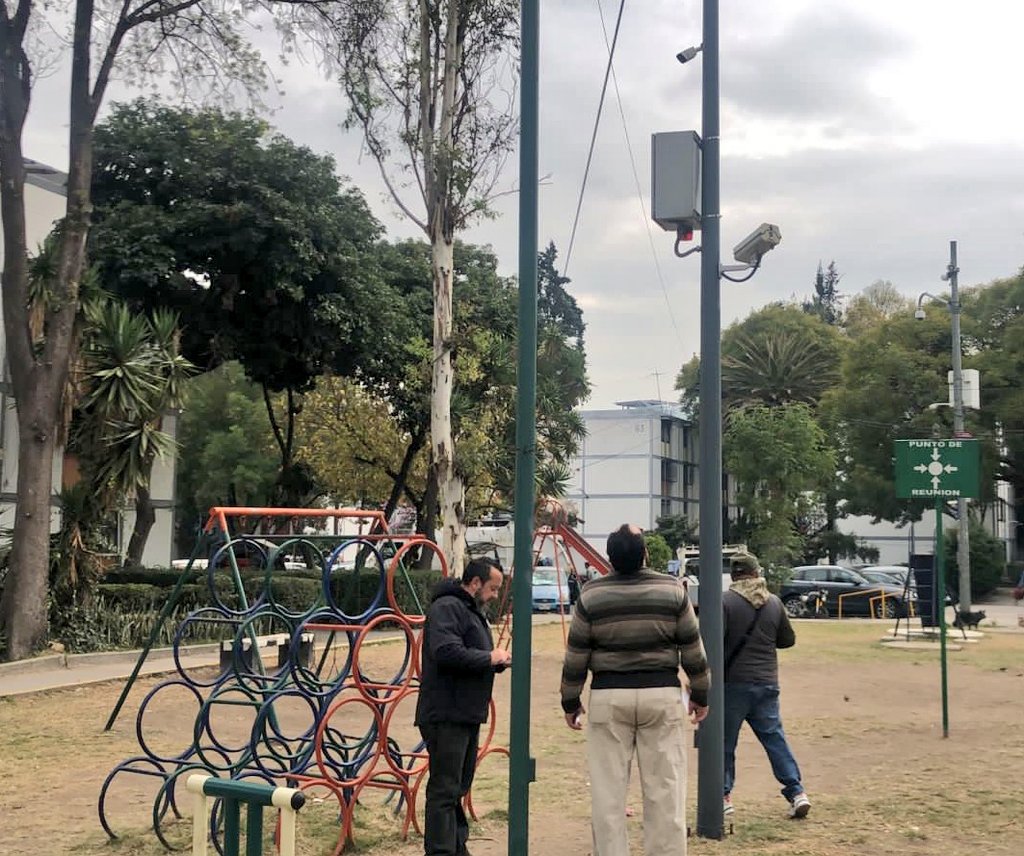 BlindarMH's tweet photo. Esta mañana el personal de la #CSCMH acudió a la col. Loma Hermosa @AlcaldiaMHmx, para verificar el correcto funcionamiento de las cámaras de vigilancia de la demarcación.

#BlindarMH🛡️
#VigíaMH https://t.co/Sv7cdWB1BA