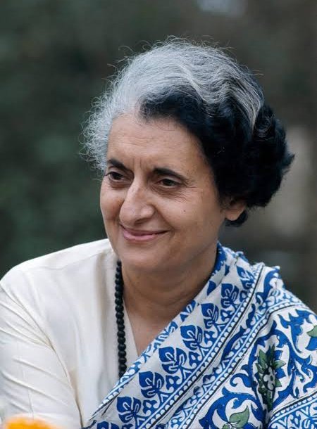 "आयरन लेडी" पूर्व प्रधानमंत्री श्रीमती इंदिरा गांधी जी को पसंद करने वाले रिट्वीट करें।