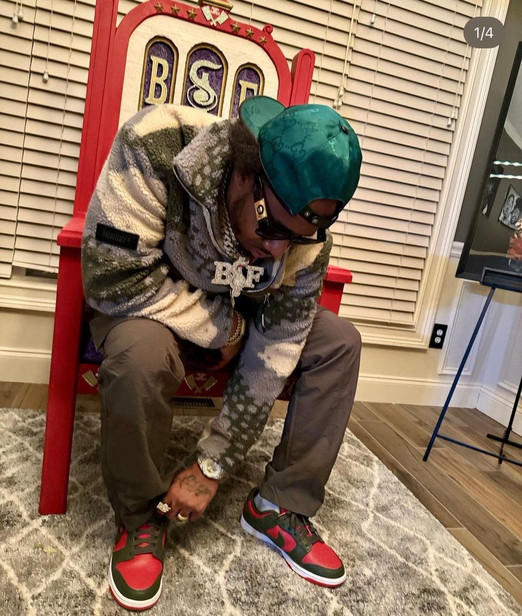 pure_paint_life's tweet photo. Shout out @BennyBsf glad u enjoying da #pyrexthrone it was our pleasure creating this dime piece for u. Never give up on urself ๐น๐น๐น 100 yr old chair we saved from a burnt down church in Buffalo Ny. https://t.co/lcZf0P7FBJ