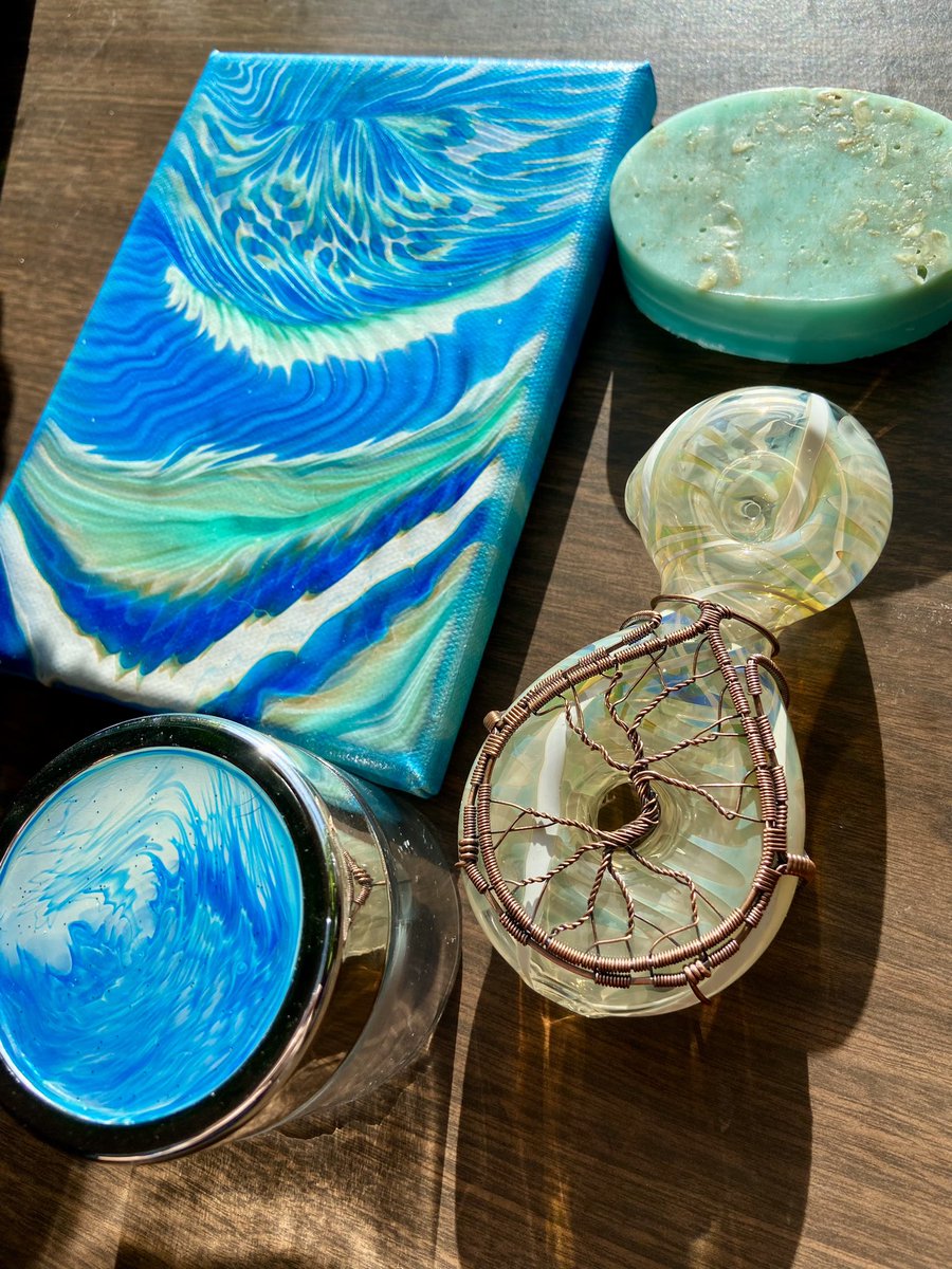 theSMITHST0NIAN's tweet photo. ✨HOLIBLAZE GIVEAWAY✨

Winner receives fluid painting, fluid jar, peppermint eucalyptus soap from Aut, AND tree of life pipe from me🫶

TO ENTER
Follow @Ky_sHandDesigns &amp; @autumn_dobbs13 
Like, rt &amp; tag a stoner or one of us in the comments🖤
21+ https://t.co/RtsvN2OVWr