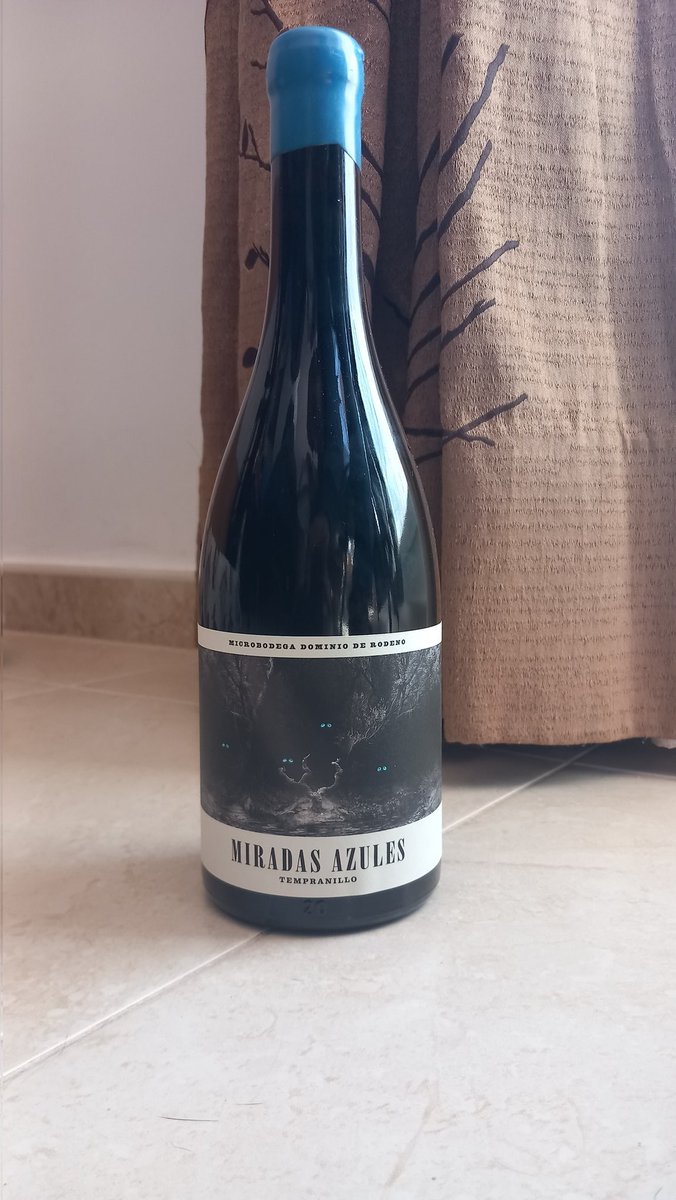 PepGranellTrave's tweet photo. Segundo día de #Navidad y seguimos 💪❤️
Miradas Azules de Microbodega Dominio de Rodeno 👈👀
A los q os gusta ojo 🍷
#azuebar #Castellón #vinosdecastellon #tempranillo #vino #vinotinto #wine #winelovers #winelover #bodegas #ecologia #buenastardes #Nadal #martes #drinks #redwine https://t.co/XtfurXY812