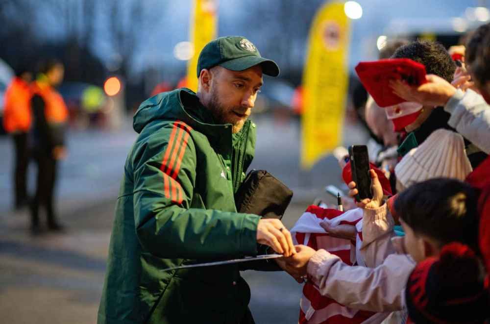 UnitedStandMUFC's tweet photo. Eriksen taking time to speak to the fans this evening! #mufc https://t.co/dCulX4zyuN