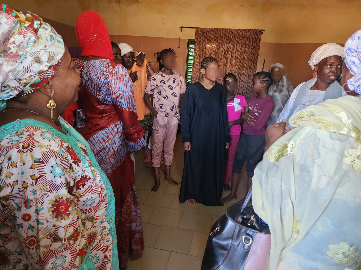 coumbabahtraore's tweet photo. #Filles &amp; #STEM J-1 du démarrage des concours de la 4ème éd. #MissScience, les membres du Comité Scientique de la Commission de Coordination ont tenu une dernière réunion de cadrage ce 26dec suivie d'1 visite de courtoisie aux différentes délégations déjà sur place à #Bamako 1/3 https://t.co/xSFfoIQNHE