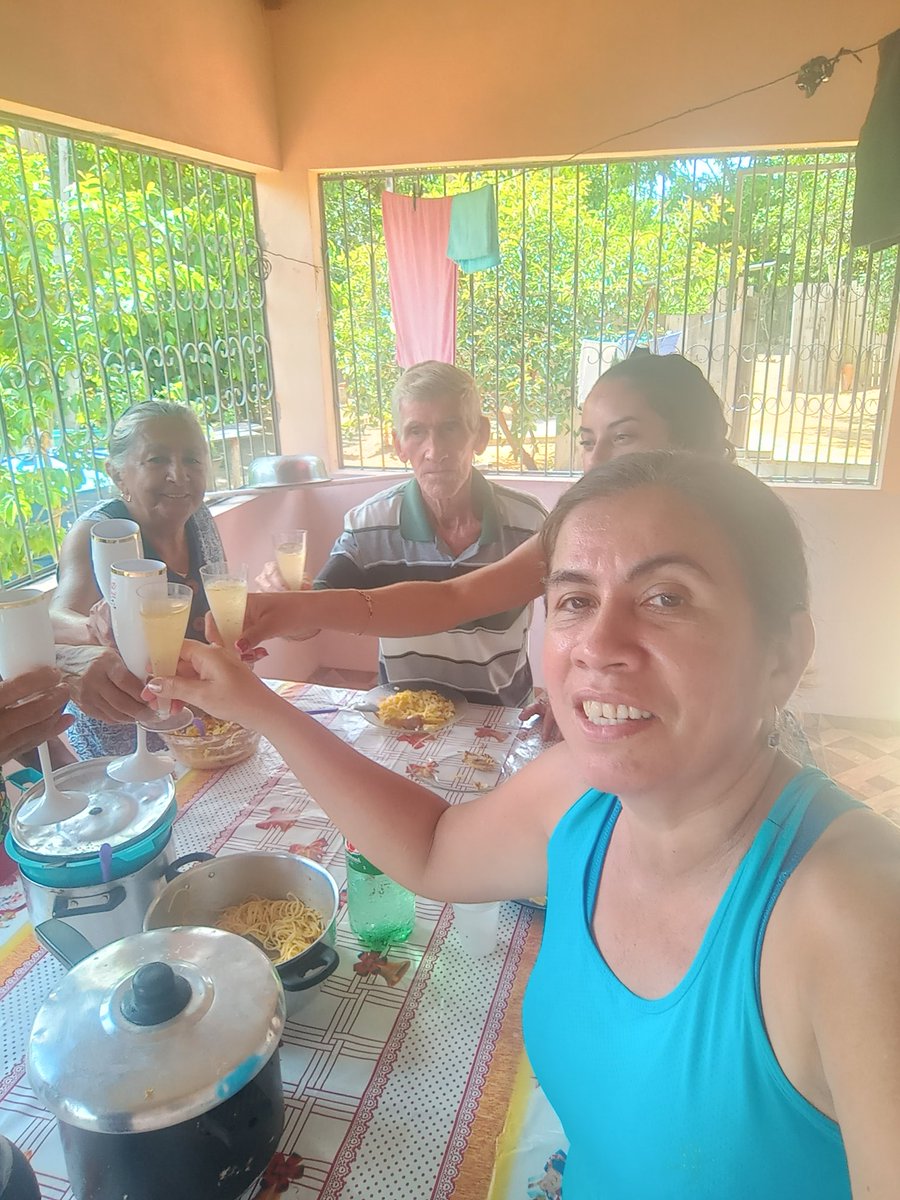 robertinha007's tweet photo. @RobertaMiranda1 meu almoço de aniversário com meus pais https://t.co/R5ZvKIlv45