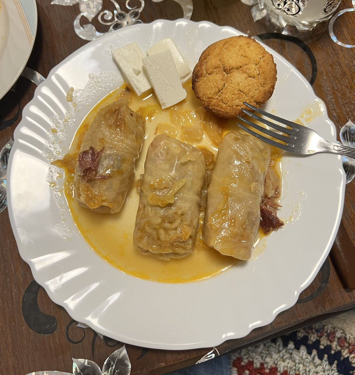 Sarma, koruzni kruh in mladi sir. Mamina preprosta kuhinja, vedno najboljša.