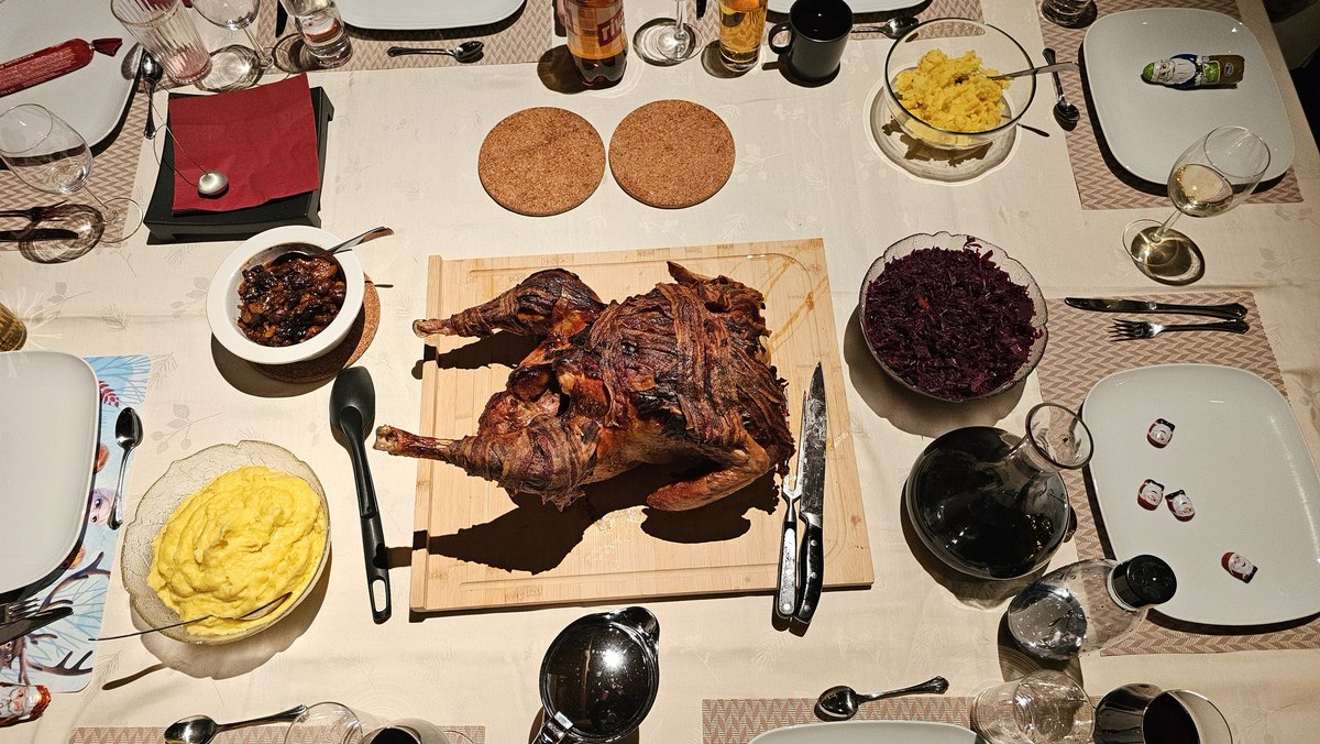 L4rthV4der's tweet photo. Let's eat!
#OperationTrude #truthahn #turkey #christmas #christmascooking #christmasdinner #inthemaking #diy #cooking #xmas #xmasdinner #birdistheword https://t.co/JF3gJhYCzF