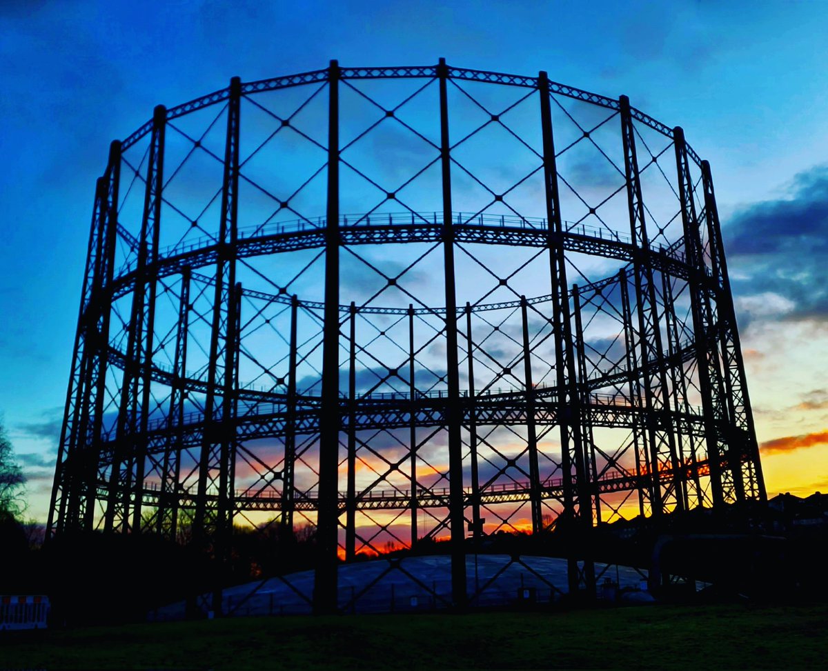Temple Gasholder Number Five in the west of Glasgow at dawn this morning. Measuring 44.5m in height and 71m in diameter, it sits on top of a 15m deep underground tank.

Cont./

#glasgow #architecture #industrialarchitecture #industrialheritage #glasgowbuildings #gasholder