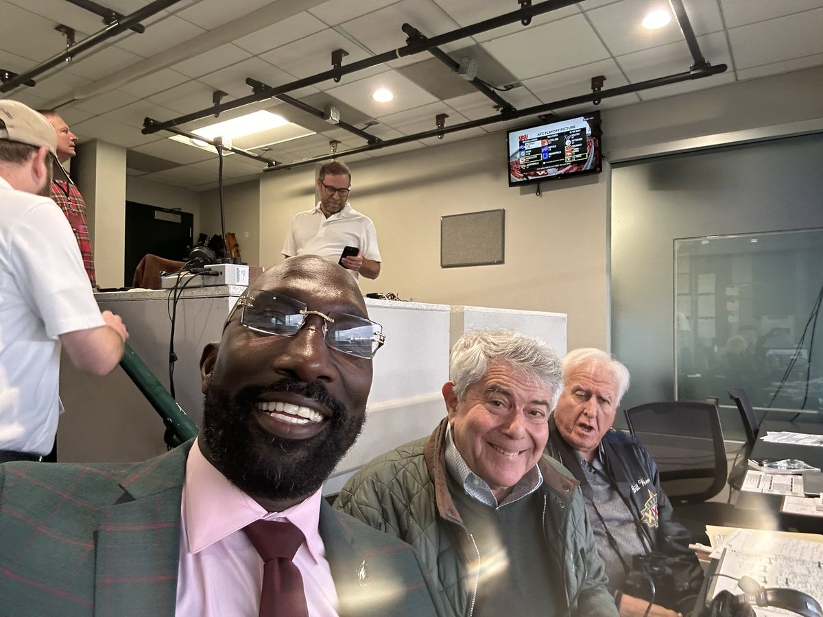 🙏🏿💚 Had the honor of filling in for my bro @MikeQuickSix for a few mins in the booth before the game with the GREAT @mreeseeagles yesterday. 😎🔥 #AnythingIsPossible 🤔