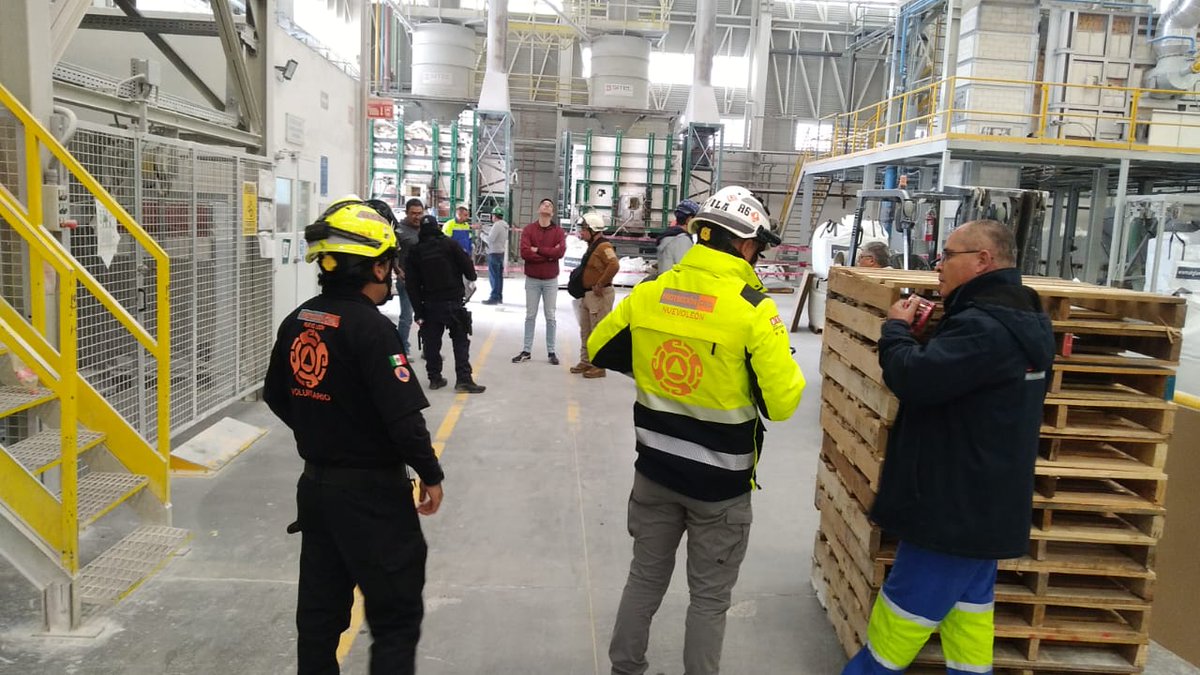 🚨 Reporte de explosión en empresa 🚨

Se moviliza unidad de <a href="/PC_NuevoLeon/">Protección Civil NL</a>  a reporte donde indican que exploto un horno de fundición de vidrio en Vetriceramici de México, Pesquería N.L.