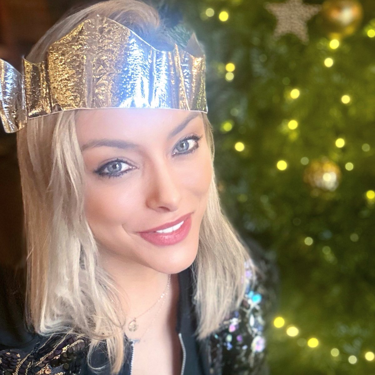 I hope everyone had a beautiful christmas and are excited for 2024! Much love.