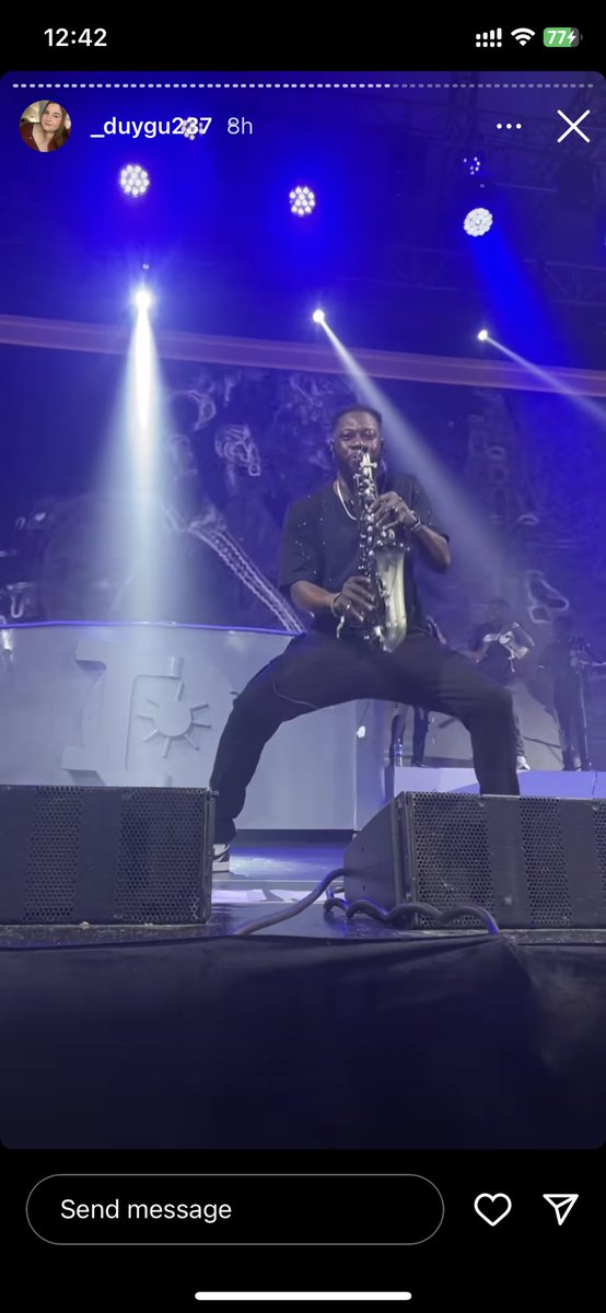 AsakeJunior's tweet photo. Swears I wish I have 5million naira I will give it to this man blowing trumphet😮💨💚 “you need to see the way he blew AWODI INTRO IN” 🎷 🎼⚡️🎶
#asake #asakeconcert #Flytime2023 https://t.co/n9ouo0Gfiy