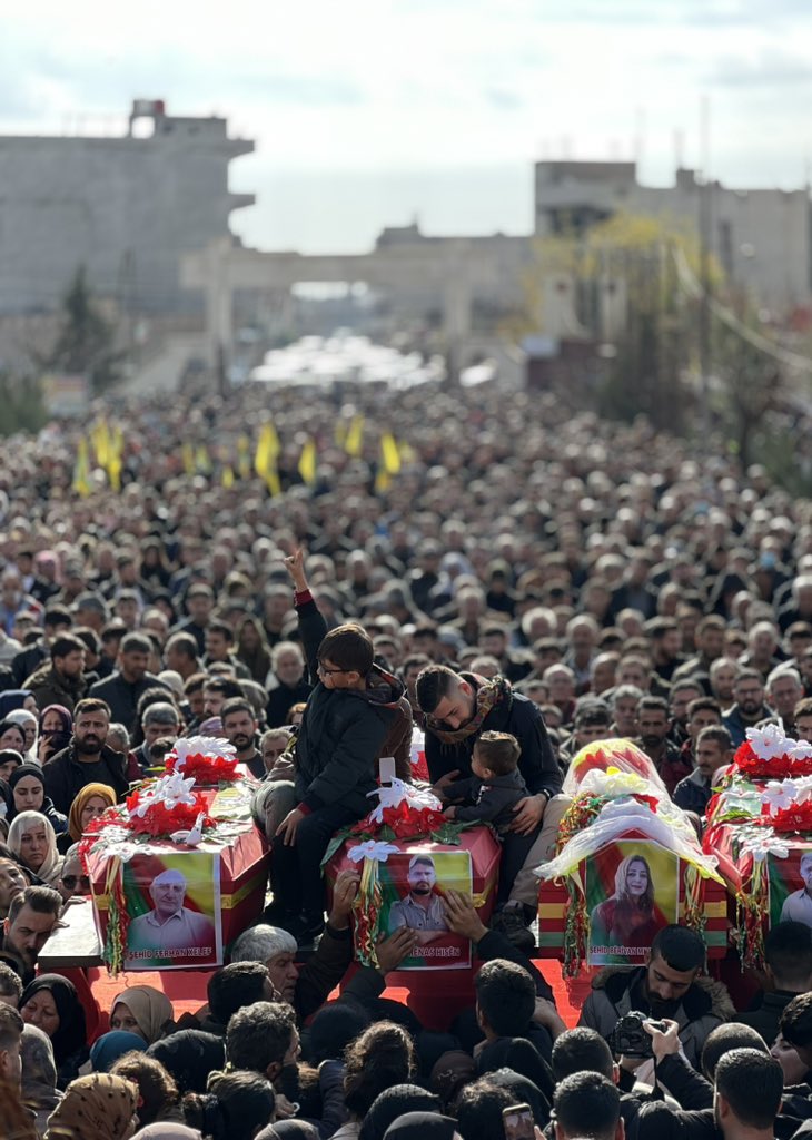 SedayeShahrivar's tweet image. 🔴روژاوا زانو نخواهد زد

امروز ۵ دی ۱۴۰۲، مراسم باشکوه خاکسپاری ۶ تن از کشته‌شدگان حمله‌ی وحشیانه‌ی هواپیماهای ارتش فاشیست ترکیه به شهروندان و زیرساخت‌های حیاتی #روژاوا، با حضور هزاران تن از مردم در شهر #قامیشلو برگزار شد.

#Rojava
#Kurdistan