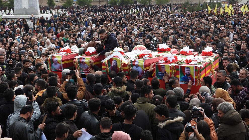 SedayeShahrivar's tweet image. 🔴روژاوا زانو نخواهد زد

امروز ۵ دی ۱۴۰۲، مراسم باشکوه خاکسپاری ۶ تن از کشته‌شدگان حمله‌ی وحشیانه‌ی هواپیماهای ارتش فاشیست ترکیه به شهروندان و زیرساخت‌های حیاتی #روژاوا، با حضور هزاران تن از مردم در شهر #قامیشلو برگزار شد.

#Rojava
#Kurdistan