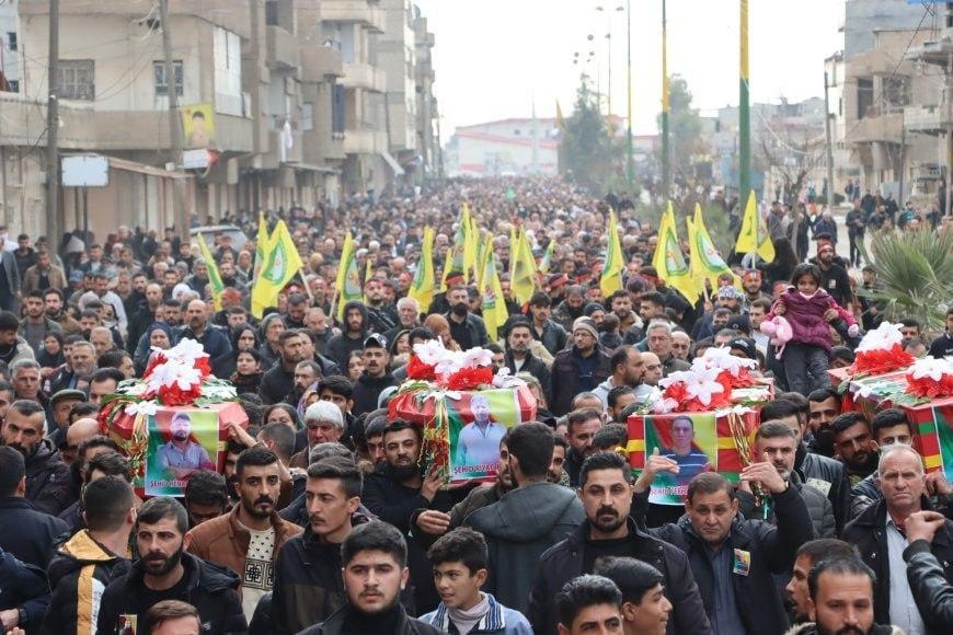 SedayeShahrivar's tweet image. 🔴روژاوا زانو نخواهد زد

امروز ۵ دی ۱۴۰۲، مراسم باشکوه خاکسپاری ۶ تن از کشته‌شدگان حمله‌ی وحشیانه‌ی هواپیماهای ارتش فاشیست ترکیه به شهروندان و زیرساخت‌های حیاتی #روژاوا، با حضور هزاران تن از مردم در شهر #قامیشلو برگزار شد.

#Rojava
#Kurdistan