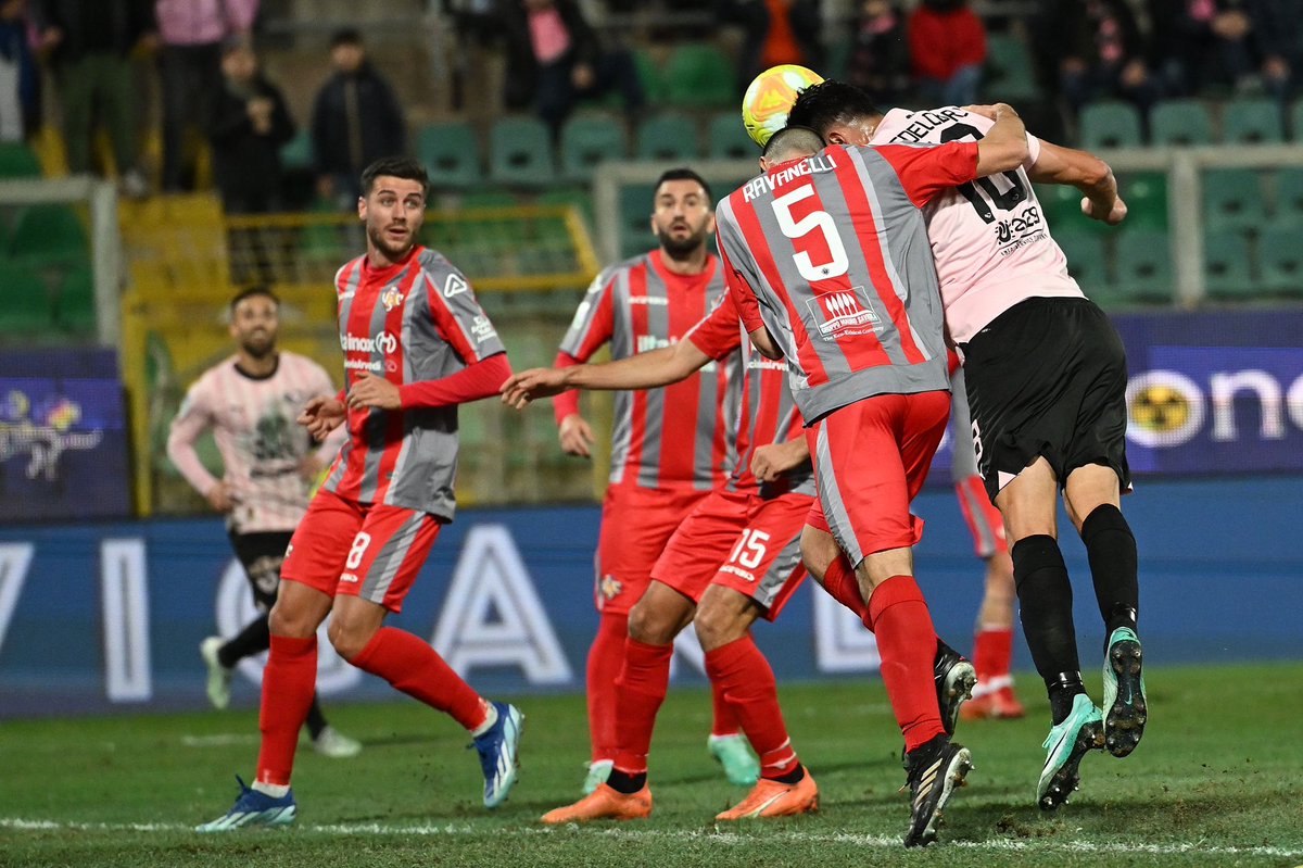 Palermofficial's tweet image. Alla fine del primo tempo si va negli spogliatoi sul punteggio di 1-2

📲 #siamoaquile 🦅     #PalCre