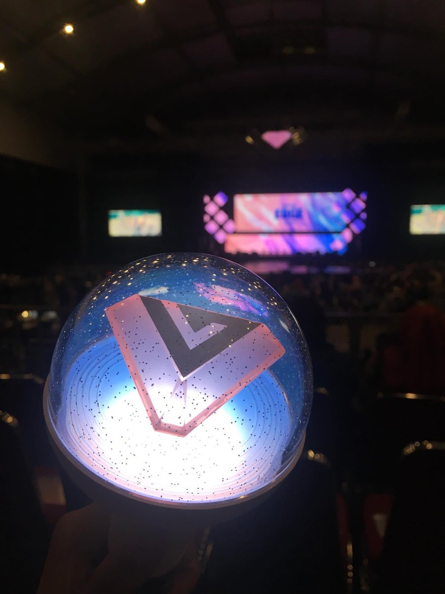 jtrnxx's tweet photo. With SEVENTEEN 🩷🩵
2016 #SEVENTEENinBKK 
2017 #imekwaveinbkk
2017 #DiamondEdgeinBKK
2017 #DiamondEdgeinJKT https://t.co/1Ta11l0pWY