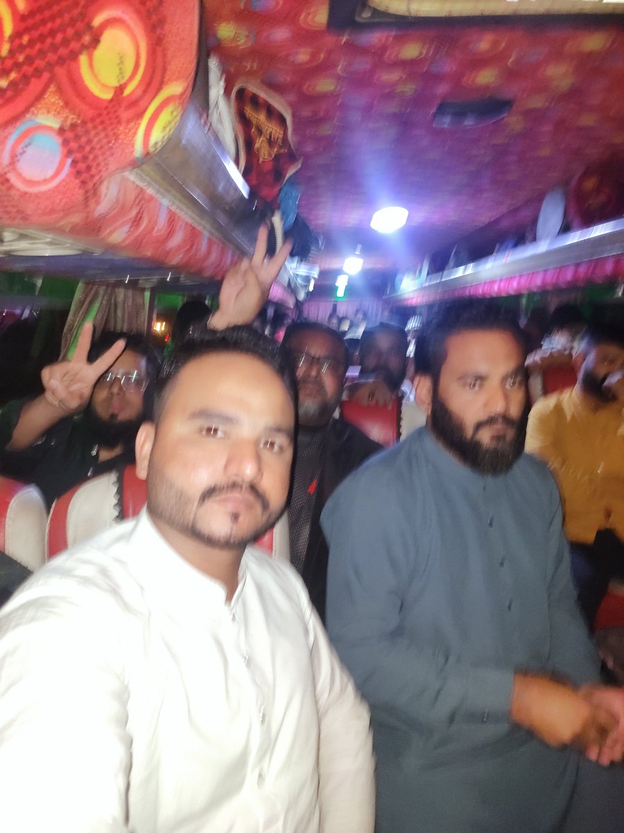 FaizanJan7890's tweet photo. شہید محترمہ بے نظیر بھٹو کو 16 برسی پر خراج عقیدت پیش کرنے قافلہ لاڑکانہ کی طرف رواں دواں https://t.co/Zcb0Xtawte
