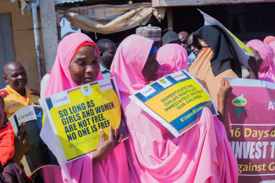 ashhfoundation's tweet photo. #ASHHFoundation joins forces with Change Agent Tirwun, our collaborative outreach at the RTEAN office in Tirwun Motor Park, delivering a powerful message on preventing SGBV against women & girls. Together, we strive for a safer, more inclusive community. #EndSGBV #collaboration https://t.co/A5y11JzGpD