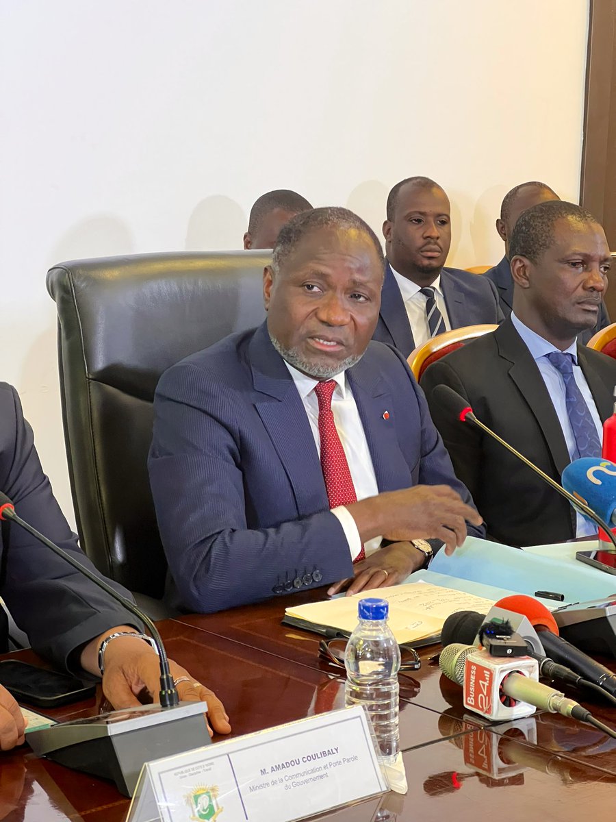 edithbrou's tweet photo. 🔴 Le gouvernement ivoirien 🇨🇮 a décidé d'un ajustement du prix de l'électricité de 10% à compter du 1er janvier 2024.
Faisant passer le prix moyen du KW à 79 FCFA pour un coût de revient à 87Fcfa. Sachant que le Coût de revient moyen du kW est de 89Fcfa.

L'objectif est de combler le déficit de 127 milliards de FCFA enregistré pour cette fin d'année 2023.

En juillet 2023, Le gouvernement avait décidé d'un ajustement du prix de l'électricité à 9,6 % 
Cet ajustement ne concernait que 11% des abonnés.
Tout ceci intervient dans un contexte de déséquilibre du secteur de l'électricité qui s'est aggravé avec la crise en Ukraine et les crises qui ont suivies.

Résumé de la déclaration faite ce mardi 26 décembre par Mamadou Sangafowa, Ministre ivoirien des Mines, du Pétrole et de l'Energie. #ConferenceDePresse