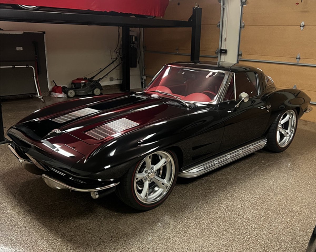 Barrett_Jackson's tweet image. Powered by a #Wegner Automotive #LS9 engine with an LT4 crank and a #Magnuson Heartbeat TVS 2300 low-profile #supercharger, it will cross the auction block with No Reserve at WestWorld of #Scottsdale January 20-28.

Learn More: bit.ly/SD24TW-1963Cus…