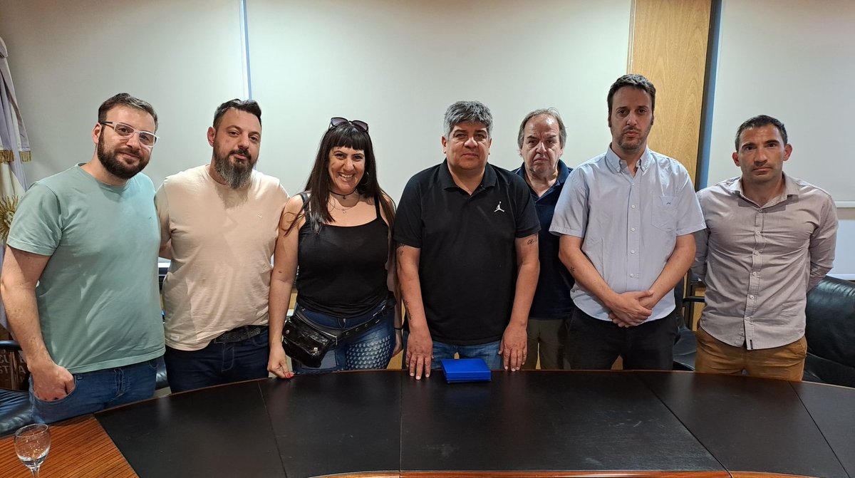 InquilinosAgrup's tweet photo. La Federación de Inquilinos Nacional nos reunimos con Pablo Moyano para articular movilización contra el DNU y frenar el ajuste contra los trabajadores y trabajadoras. No vamos a permitir que el gobierno y el mercado inmobiliario rematen los derechos de 10 millones de inquilinos. https://t.co/FDLZixHbir