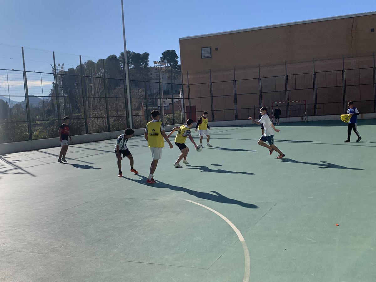 NAVIDADES DEPORTIVAS 1ª jornada de fútbol navideño junto al @IAJuventud Hoy recibimos la visita de @maurocabello20 jugador del @RealJaenCF que nos ha hablado desde su experiencia de los valores que deben acompañar a nuestr@s niñ@s en su crecimiento Gracias al @PatronatoJ