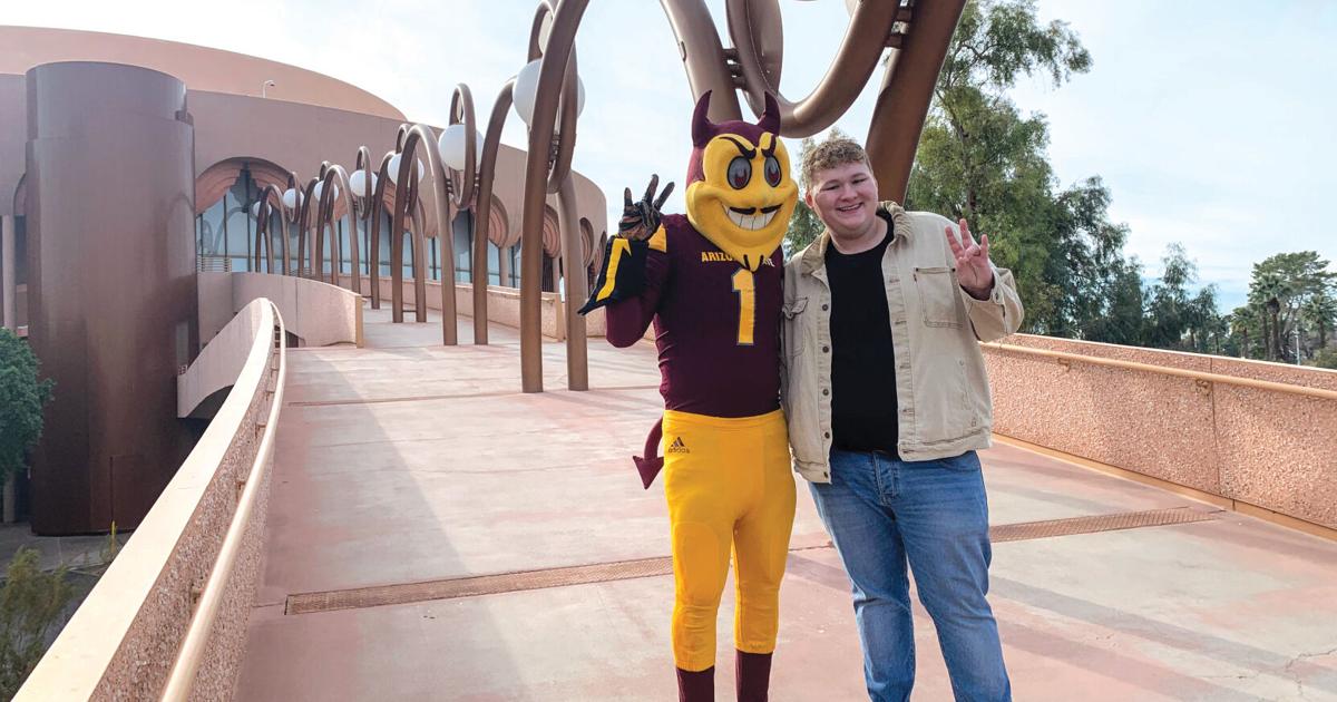 🎓👏 Going to college has always been on Colton Cagle’s mind. Thanks to the @ASU and @starbucks partnership, he graduated with a bachelor’s degree in mass communication and media studies through @ASUOnline and @Cronkite_ASU. Read on (via @AhwatukeeFN). ow.ly/Wcia50QkM6H