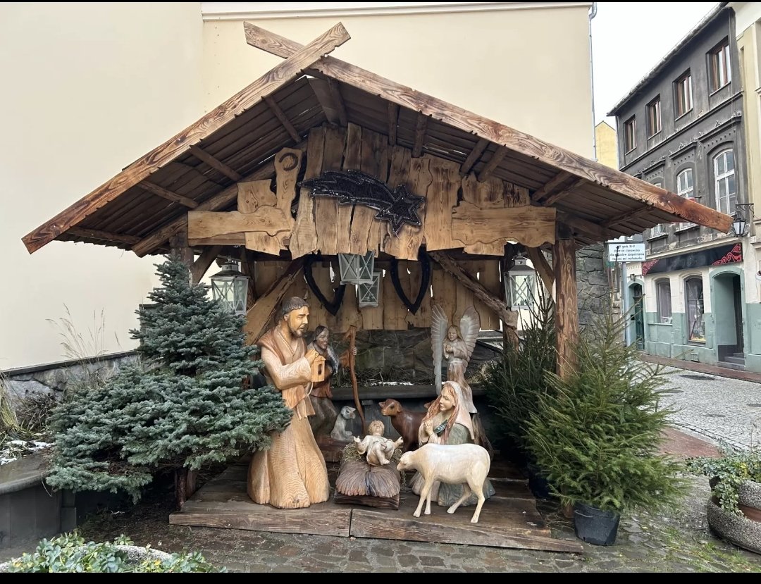Fana43124688's tweet photo. Among the pre-war memories, there are many descriptions pointing to customs preserved to this day, such as building stables, decorating Christmas trees or singing carols. So let's take a look again at the pre-war houses of #Aleksandrowice, #Hałcnów, #Kamienica and others.
1/2 https://t.co/YfgrX9SS4L