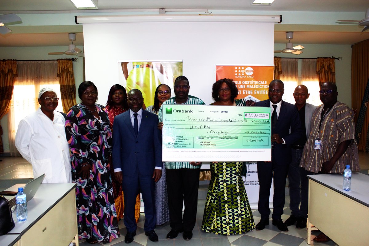 #Orabank #BurkinaFaso remet un chèque d’une valeur de 3 millions 500 mille F CFA, à <a href="/UNFPABF/">UNFPA Burkina Faso</a>  pour la prise en charge de 10 femmes atteintes de #fistuleObstétricale .
#endfistula
<a href="/onubf/">ONU Burkina Faso</a> 
<a href="/Fistula_Fdtn/">Fistula Foundation</a>