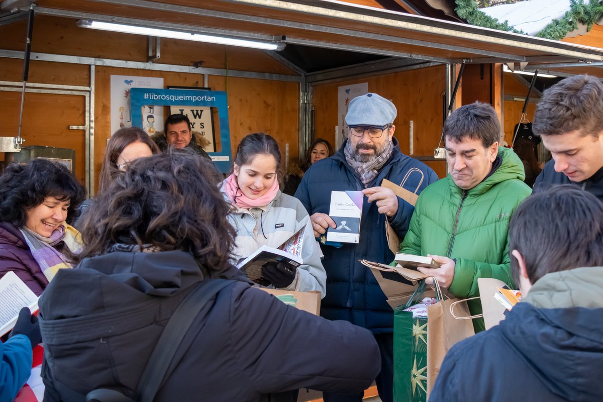Librosimportan's tweet photo. @juanroyoabenia @ZCultura @awscloud @unizar @Atrapavientos @ChangexHQ @sarafernandezes @luisrabanaque @zaragoza_es @J_A_Bernal @DavidlozanoG @GPediciones ¡Qué familia más molona! Da gusto compartir momentos así. #LibrosQueImportan, pasión por la lectura.

@Atrapavientos @awscloud @ChangexHQ @ZCultura https://t.co/ct9RLaa2PV