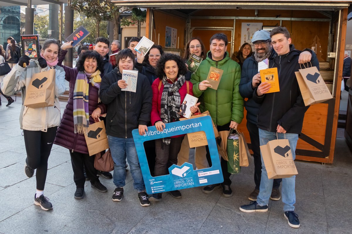Librosimportan's tweet photo. @juanroyoabenia @ZCultura @awscloud @unizar @Atrapavientos @ChangexHQ @sarafernandezes @luisrabanaque @zaragoza_es @J_A_Bernal @DavidlozanoG @GPediciones ¡Qué familia más molona! Da gusto compartir momentos así. #LibrosQueImportan, pasión por la lectura.

@Atrapavientos @awscloud @ChangexHQ @ZCultura https://t.co/ct9RLaa2PV