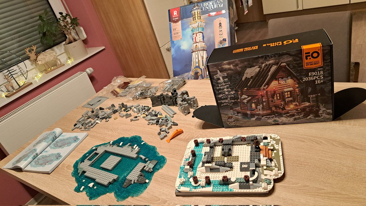 Sibi30015224's tweet photo. 3 Stunden gebaut. Die ersten 50 Seiten der Bauanleitung sind durch. Gefühlt 500 Teile verbaut. Aber man sieht noch nicht soo viel. Das wird wohl noch ne Weile dauern 😄 Links mein Leuchtturm von #Reobrix. rechts die Jagdhütte meiner Frau von #Funwhole. To be continued... 🏗 https://t.co/7jOK2JWs9M