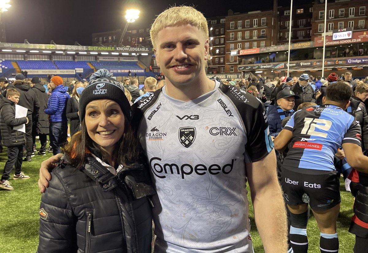 Mrs R quite excited about meeting the players on the pitch after the #CARvDRA game tonight! ⁦@Cardiff_Rugby⁩ ⁦@dragonsrugby⁩ ⁦@aaronwain97⁩