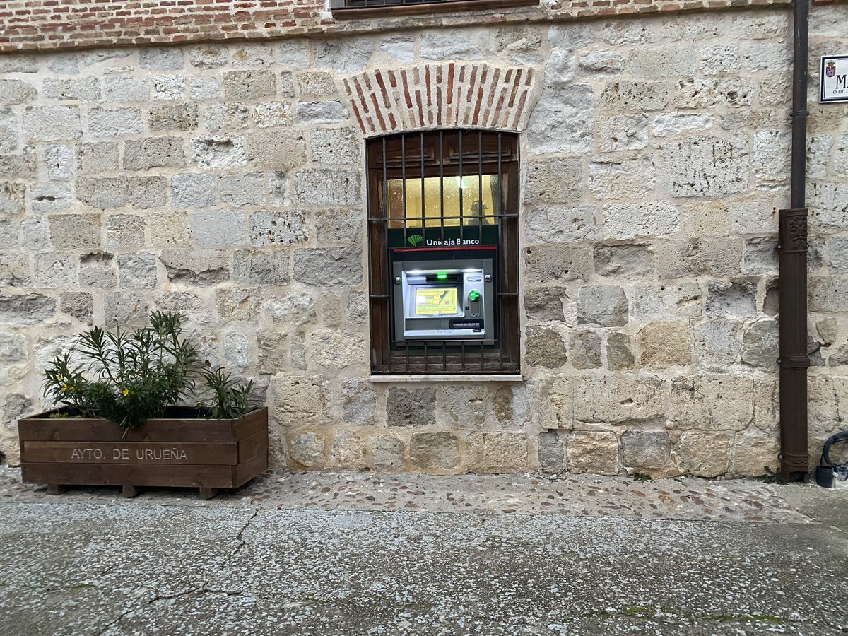 ayto_uruena's tweet image. Lamentablemente hoy hemos recibido un correo del grupo bancario propietario del cajero automático que tenemos en Urueña que el próximo viernes se procederá a la RETIRADA DEFINITIVA del mismo.

La batalla del MUNDO RURAL contra los bancos está perdida de antemano.
#urueña