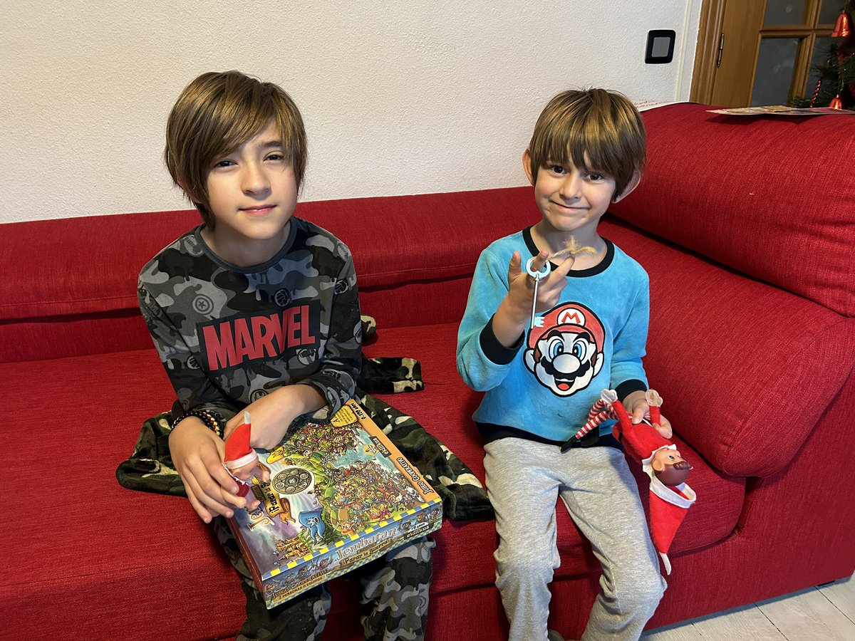 Julio_Vegas's tweet photo. @RafaelaRico1 Llegó el día 24 y nuestros queridos elfos se despidieron como vienen haciéndolo anualmente: dejando un regalo a los chicos. A la noche marchan con Papa Noel y nos tocará esperar un año a su regreso. Mientras, nos queda el recuerdo de sus travesuras diarias #NaughtyNorman #BabyElf https://t.co/Jsa5jjHI3w