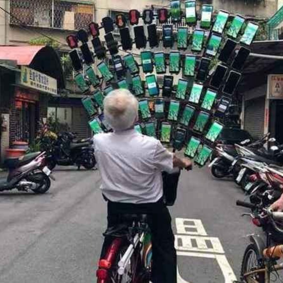 vistasocialapp's tweet photo. Social media managers when they're supposed to be unplugging

#socialmediamanagers #smmlife #digitalmarketing https://t.co/slBLvNF1fo