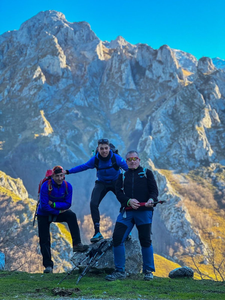 joseaureliobarb's tweet photo. Cada uno pasa la Navidad como quiere 👍👌🥾🎒⛰️💚💚💚😉🎅💯 https://t.co/v59lKdyEZU