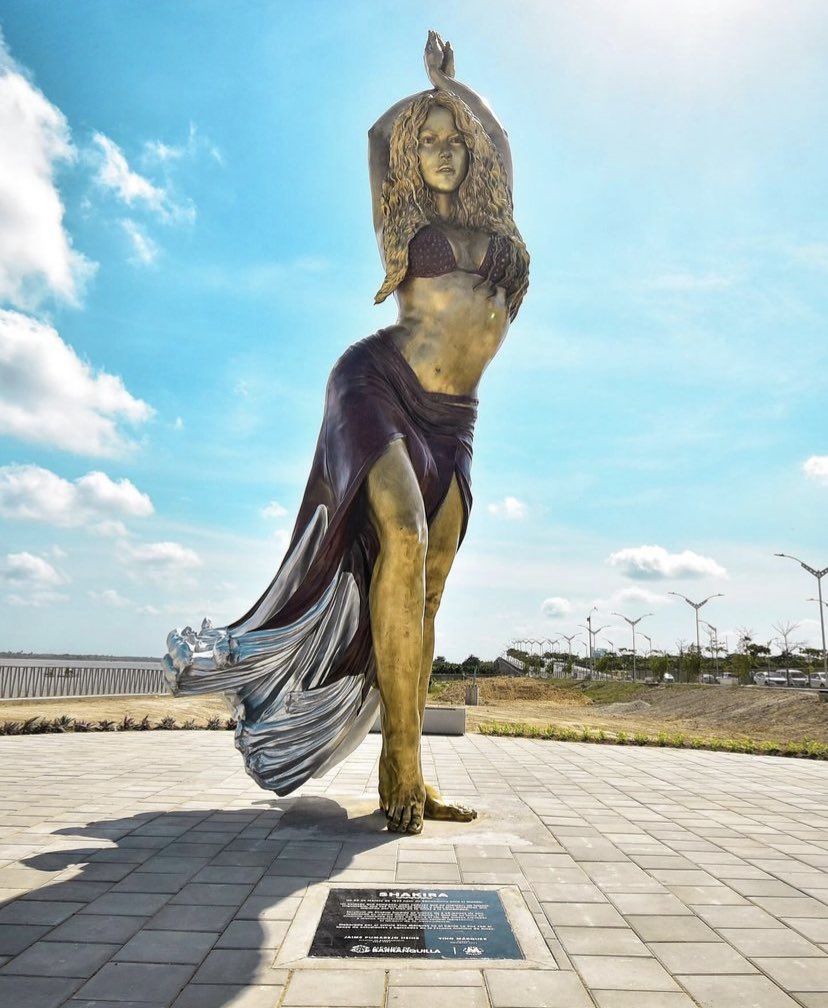 PopCrave's tweet image. Statue of Shakira unveiled in Barranquilla, Colombia.